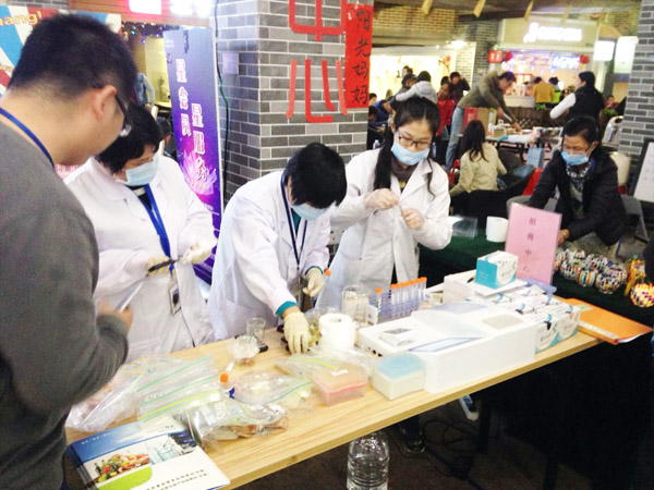 東莞市常平鎮(zhèn)質(zhì)檢中心美食節(jié)現(xiàn)場(chǎng)開展食品安全抽